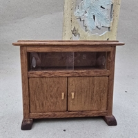 brunt-trae-serveringsskab-glas-skydelaager-oeverst-retro-indretning-dukkehus